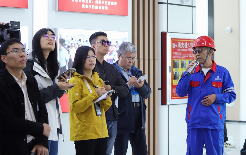 盛屯能源金屬化學（貴州）有限公司負責人向記者介紹公司發展情況。顧蘭云 攝