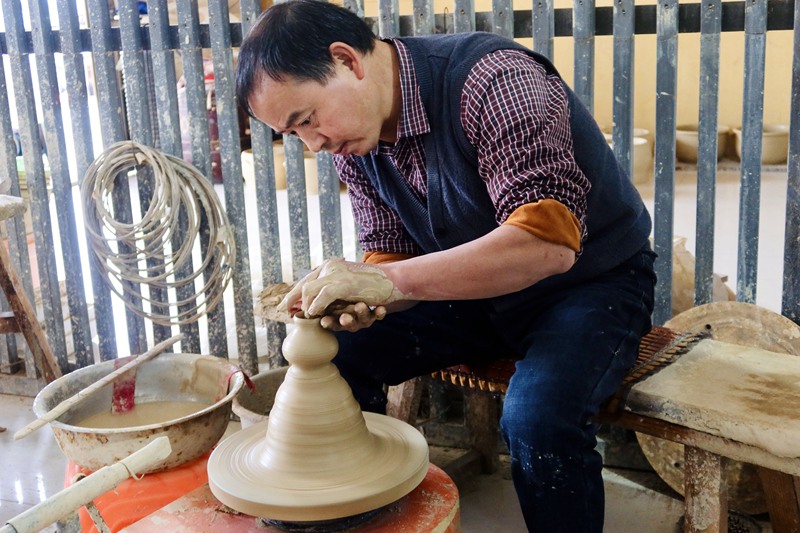 母先才正在制作陶藝作品。楊锏 攝