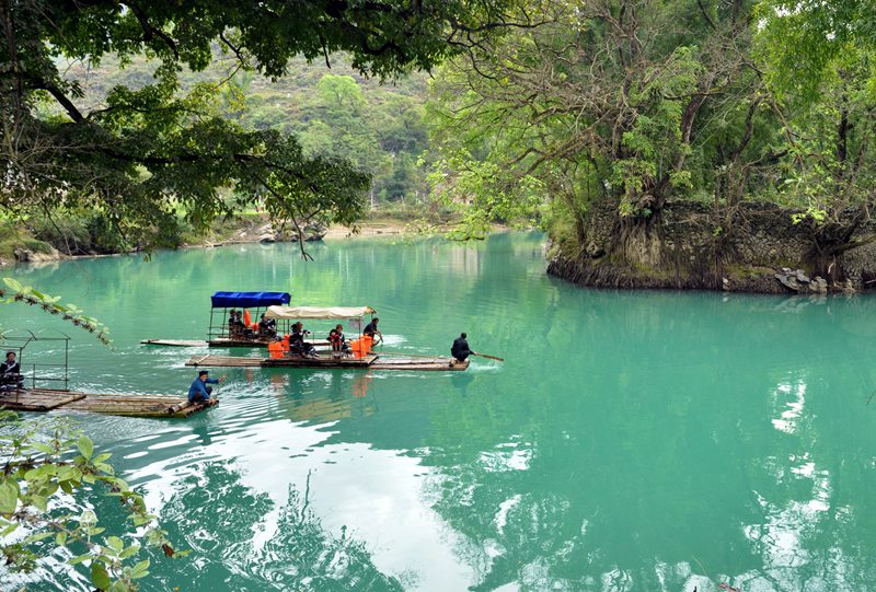 游客乘坐竹筏體驗自然風光。資料圖片