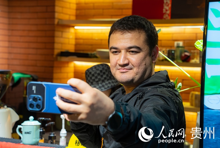 自拍留念。人民網  陽茜攝