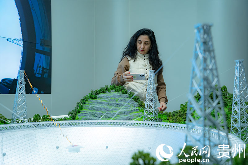 外媒記者拍照記錄“中國天眼”模型。人民網 陽茜攝