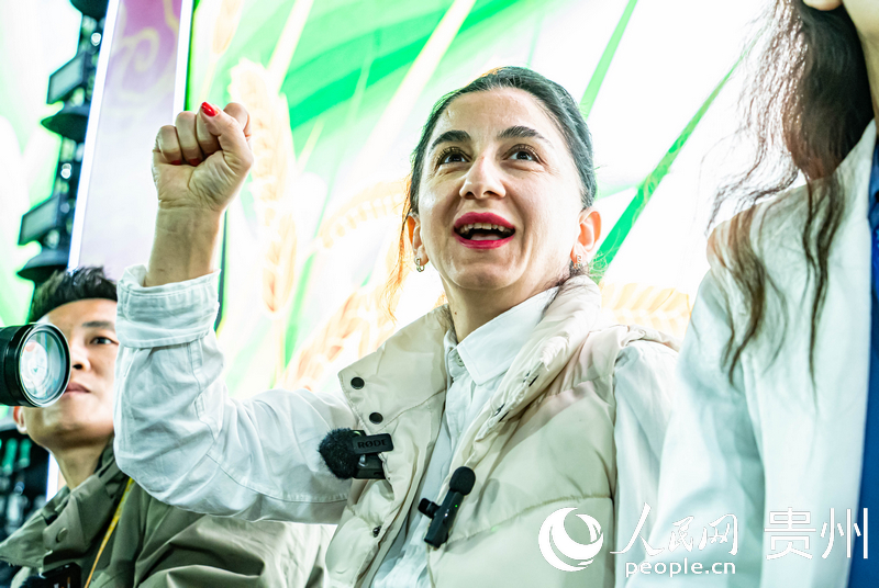 外媒記者在現場吶喊助威。人民網 陽茜攝