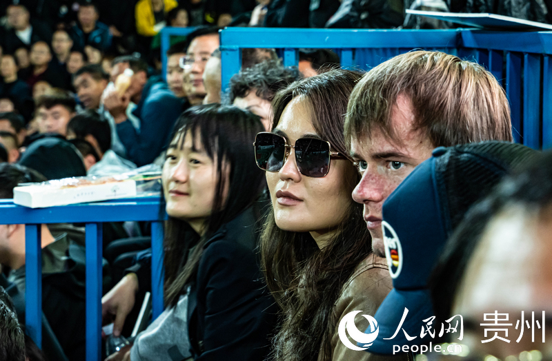 外媒記者走進“村BA”決賽現場觀看比賽。人民網 陽茜 攝