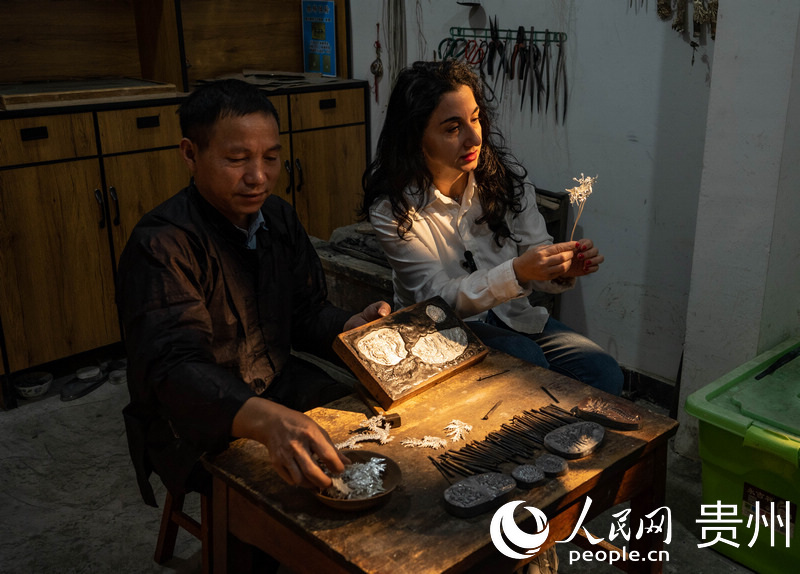 歐亞國家記者學習制作銀飾。人民網 陽茜攝