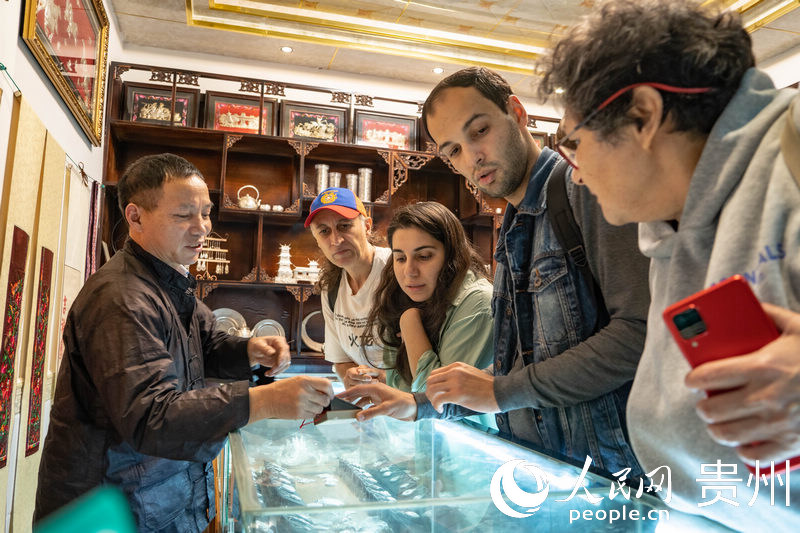 歐亞國家記者與吳水根進行交流。人民網 陽茜攝