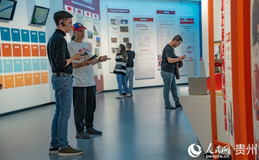 了解貴州橋梁建設情況。人民網 陽茜攝