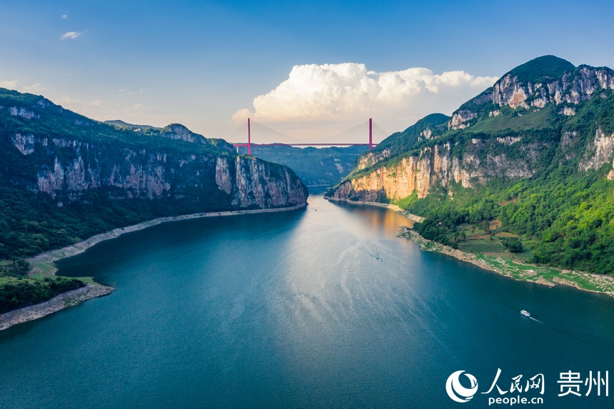 烏江上的鴨池河大橋。人民網 涂敏 攝