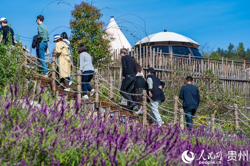 游客穿梭于營地中參觀打卡。人民網 陽茜攝