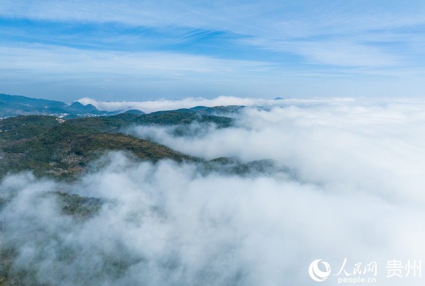 云海漂浮于峽谷之間。人民網 陽茜攝