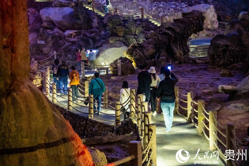 “歐亞國家媒體看貴州”一行走進織金洞。人民網 陽茜攝.jpg