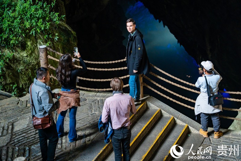 外媒記者紛紛拿出手機拍照打卡。人民網 陽茜攝.jpg