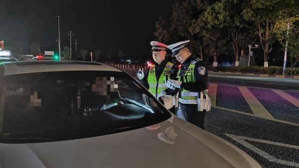 修文縣公安局交警大隊正在對駕駛員身份信息進行核實。