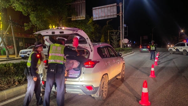 修文縣公安局交警大隊正在對來往車輛進行檢查。