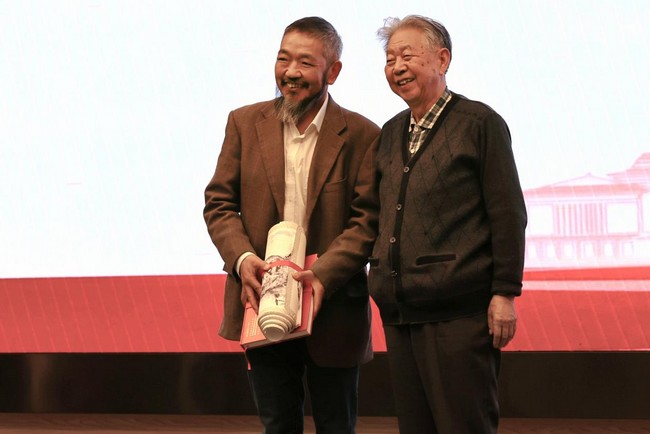 贈書儀式現場。