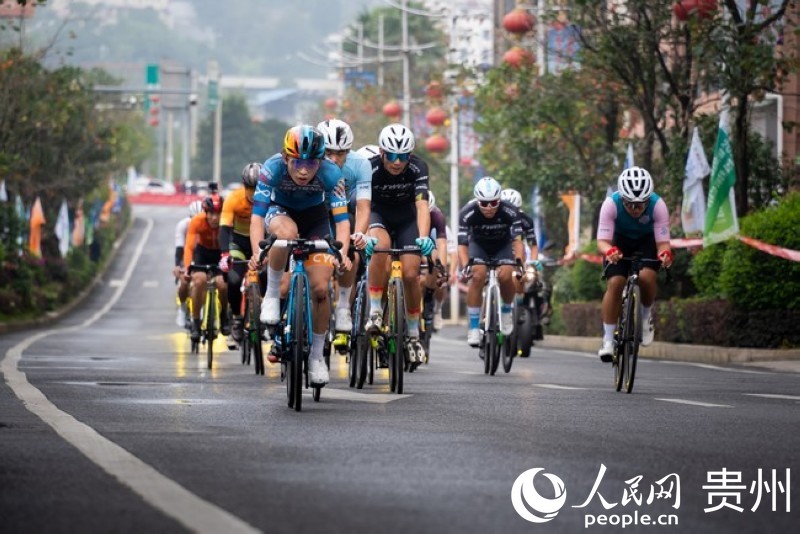 2023第七屆“多彩貴州”自行車聯賽總決賽男子公路精英組比賽現場。人民網記者 涂敏 攝