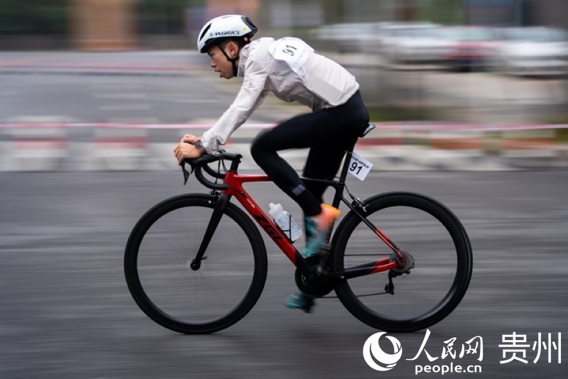 2023第七屆“多彩貴州”自行車聯賽總決賽男子公路精英組比賽現場。人民網記者 涂敏 攝