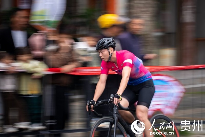 2023第七屆“多彩貴州”自行車聯賽總決賽男子公路精英組比賽現場。人民網記者 涂敏 攝