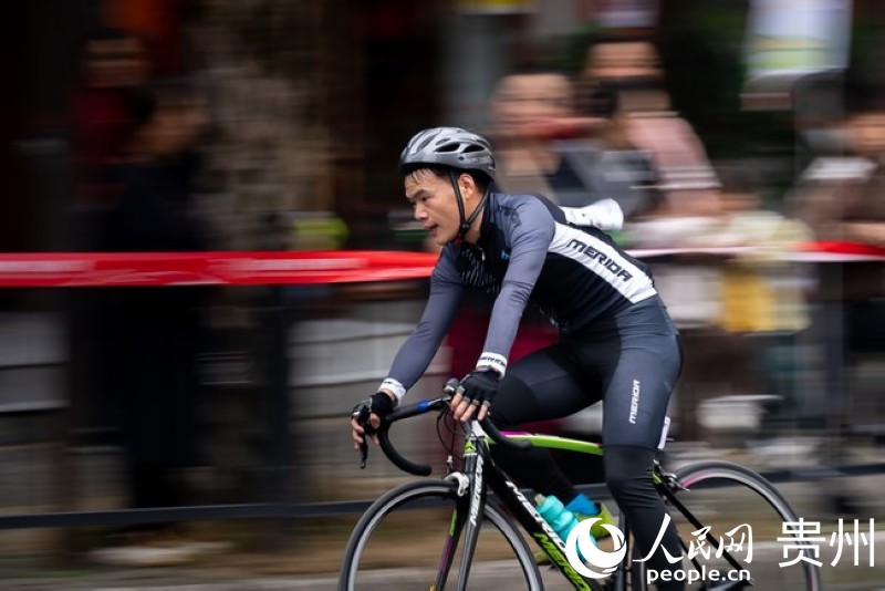 2023第七屆“多彩貴州”自行車聯賽總決賽男子公路精英組比賽現場。人民網記者 涂敏 攝