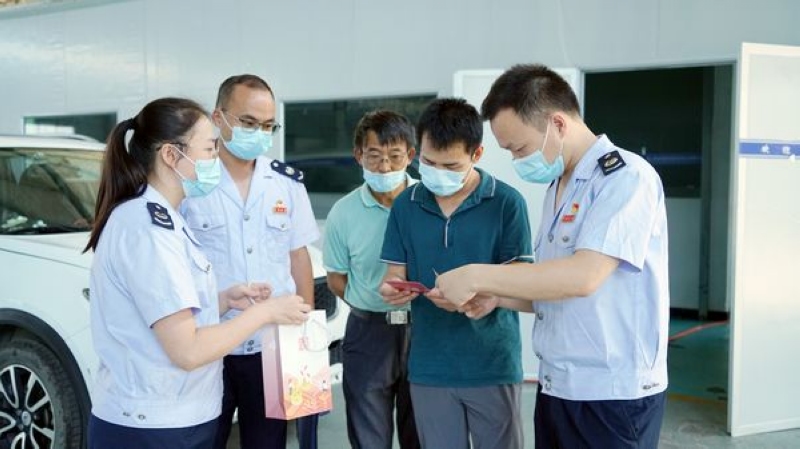 稅務人員向納稅人講解稅收優惠政策和辦稅繳費便利化舉措。銅仁市稅務局供圖