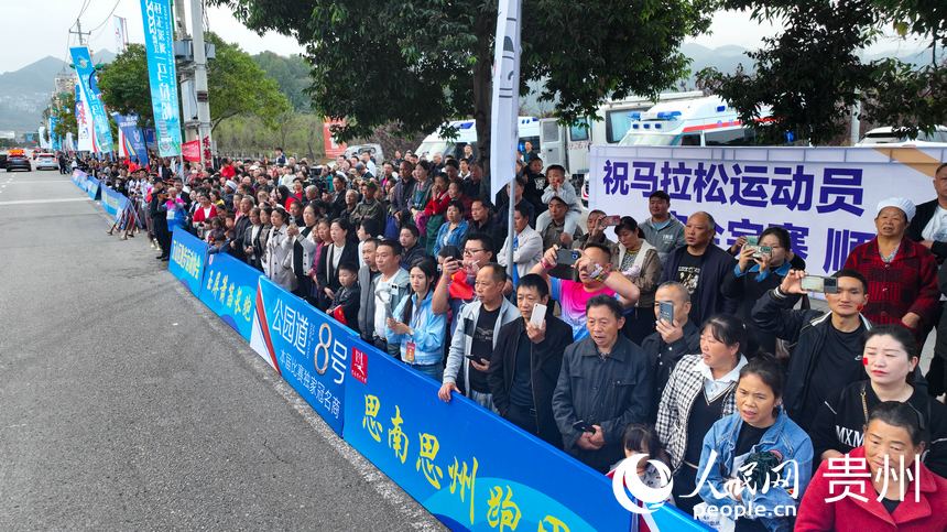 觀眾觀看暖場節目。張宇攝