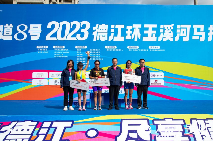 全程馬拉松女子組頒獎儀式。張宇攝