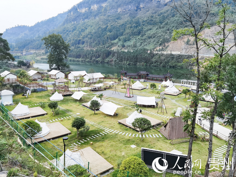 俯瞰九龍村星空露營基地。人民網 王秀芳攝