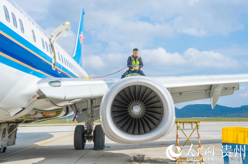 南航貴州公司對飛機開展C3檢工作。人民網 陽茜攝