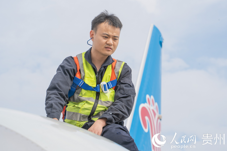 南航貴州公司對飛機開展C3檢工作。人民網 陽茜攝