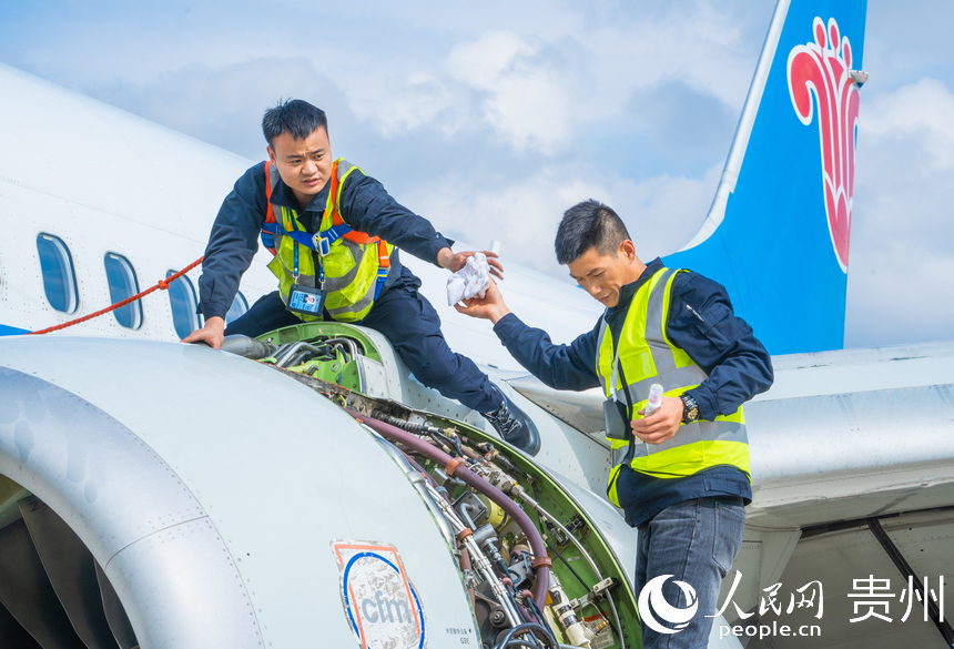 南航貴州公司對飛機開展C3檢工作。人民網 陽茜攝