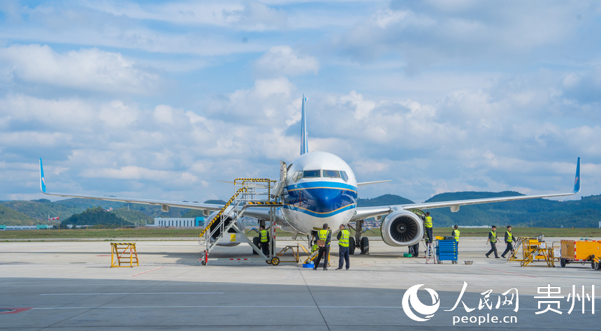 南航貴州公司對飛機開展C3檢工作。人民網 陽茜攝