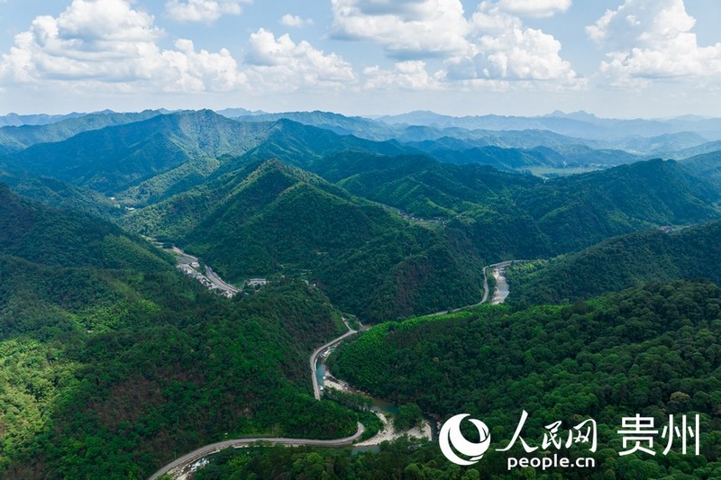 在山間穿行的江口至梵凈山環線公路。人民網記者 涂敏攝