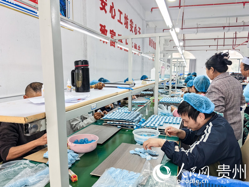 西秀區蔡官鎮易地扶貧搬遷安置點—春暉小區“安心工坊”。人民網 王秀芳攝