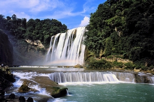 黃果樹風景名勝區分布著雄、奇、險、秀風格各異的大小18個瀑布。