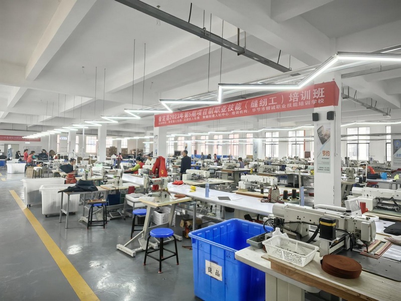 2 圖為在園區企業普定具恒皮革制品有限責任公司開展縫紉工培訓.jpg