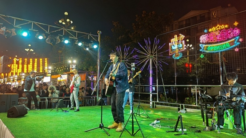 貴陽路邊音樂會·心學修文醬紫樂隊獻唱 修文縣融媒體中心李宇 攝.jpeg