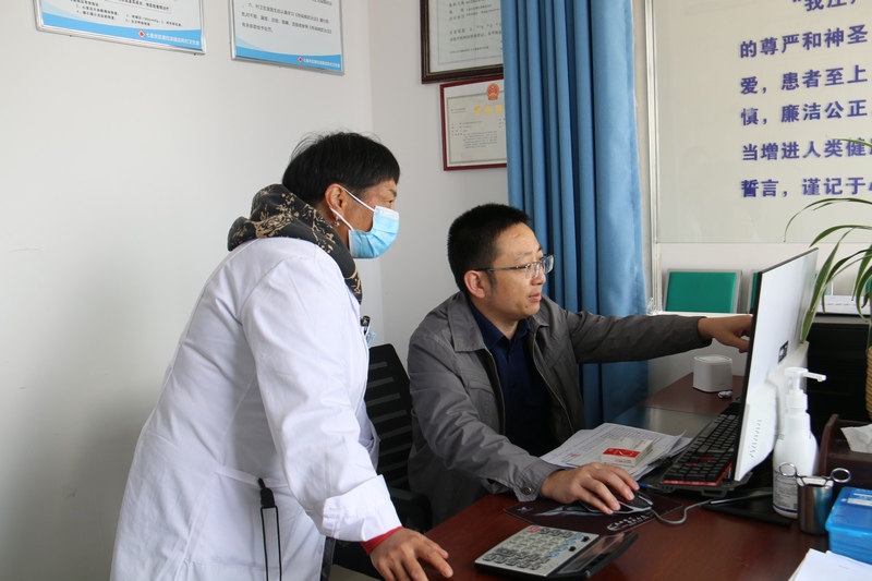 區醫保局干部向村醫講解特殊藥品報銷流程。