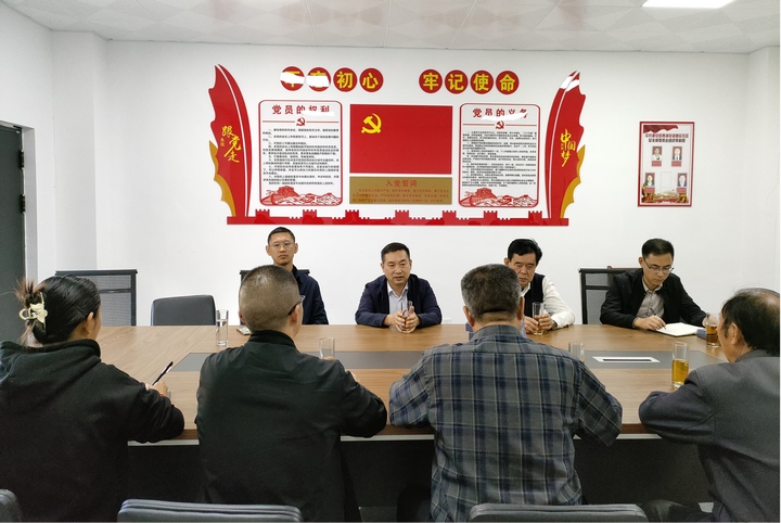 圖為在南湖街道惠民社區調研。