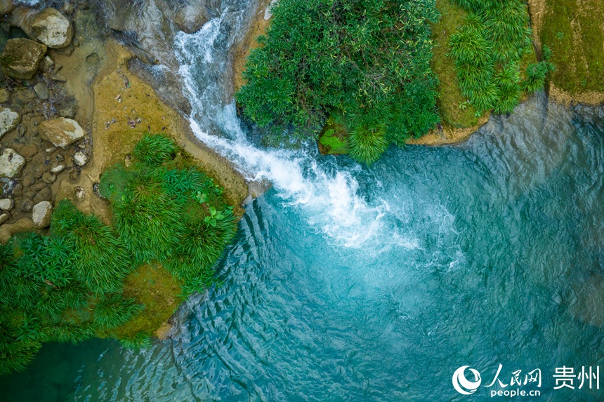 航拍大小七孔景區跌水瀑布。人民網記者 涂敏攝