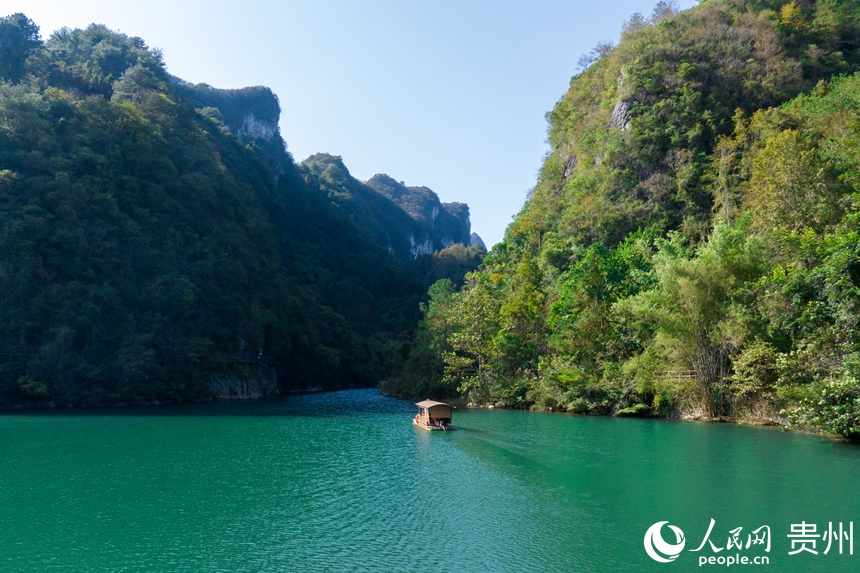 游客乘坐竹筏在峽谷間穿行。人民網記者 涂敏攝