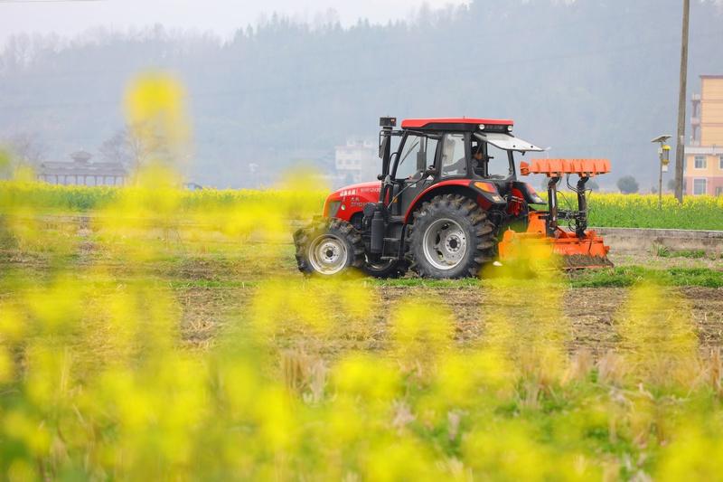 大型旋耕機在劍河縣南明鎮田間耕作。章雨、吳昌連、楊家孟、彭曉梅供圖.jpg