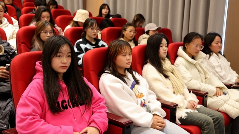 師生們認真聽審 修文縣融媒體中心郭振東 攝.jpg