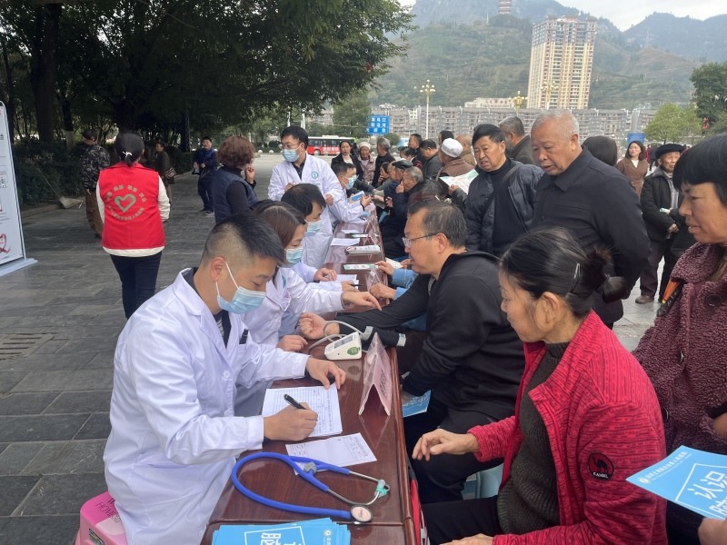 醫護人員正在為群眾提供咨詢、測血壓、普及急性心梗知識等服務.jpg