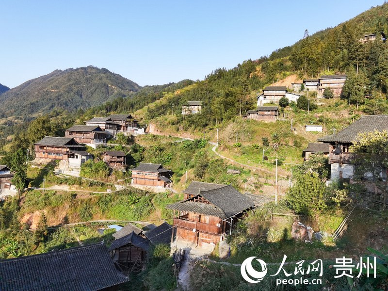 落日余暉下的苗本村。人民網 王秀芳攝