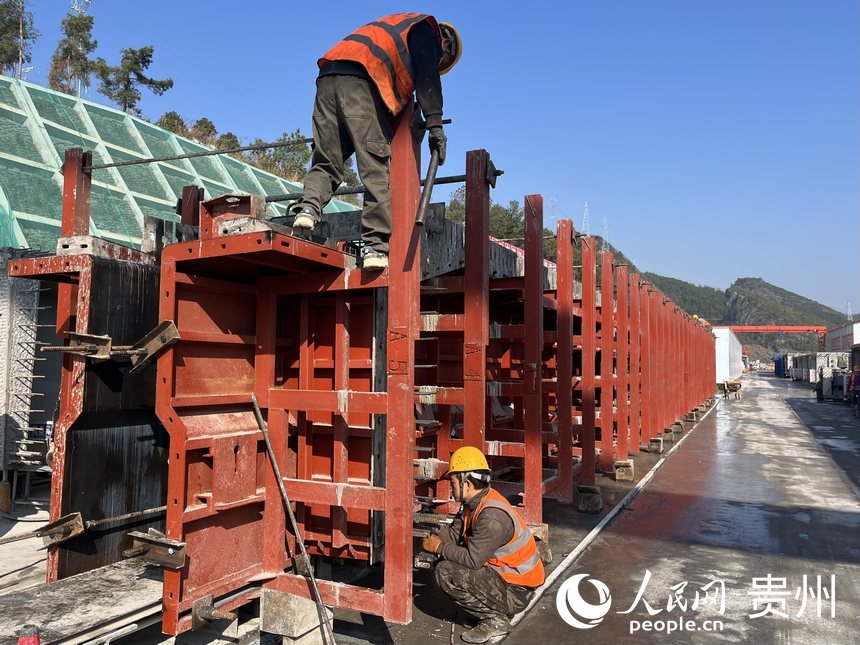 工人正在抓緊施工。人民網 李麗萍攝