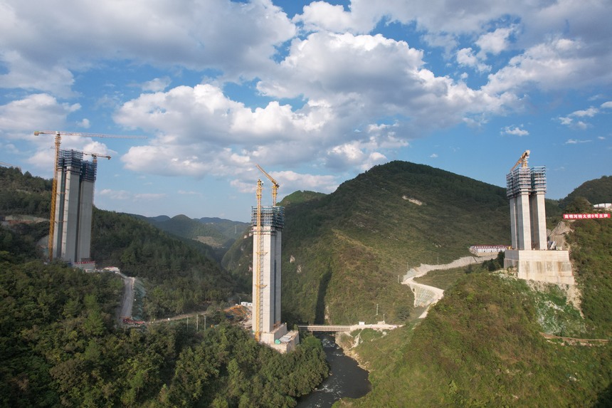 建設中的南明河特大橋。貴州貴平高速公路有限公司供圖