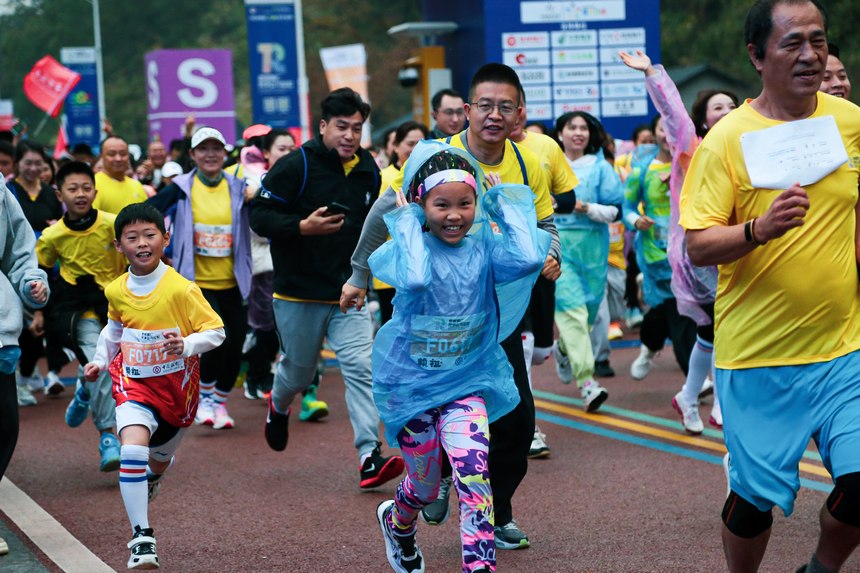 小朋友快樂奔跑。銅仁市委宣傳部供圖