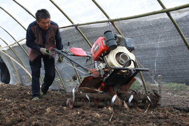 務工群眾整操縱機器拖溝。