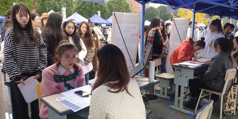 學生應聘場景。龔曉宏 攝.jpg