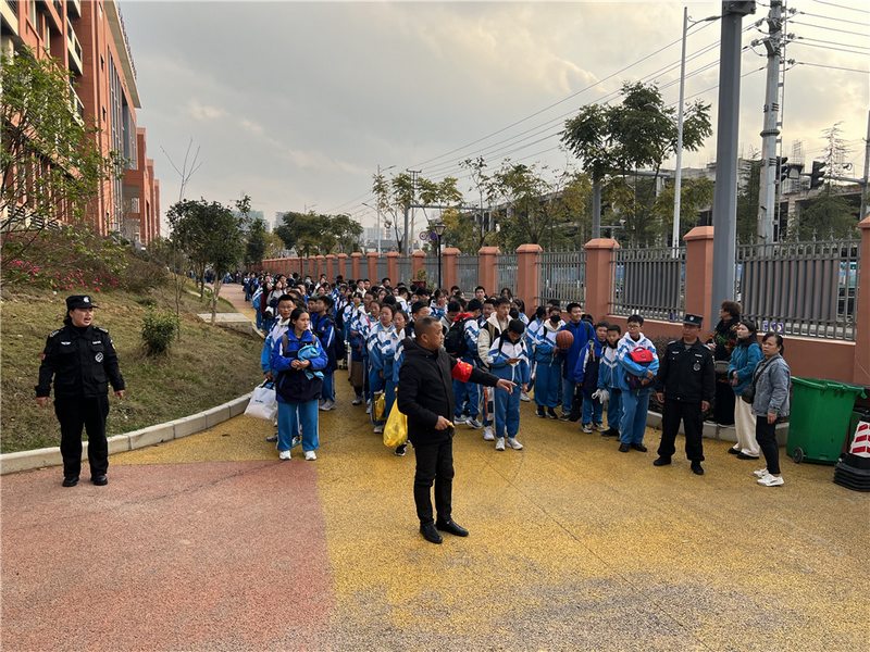 學校安排人員負責組織學生排隊候車。.jpg