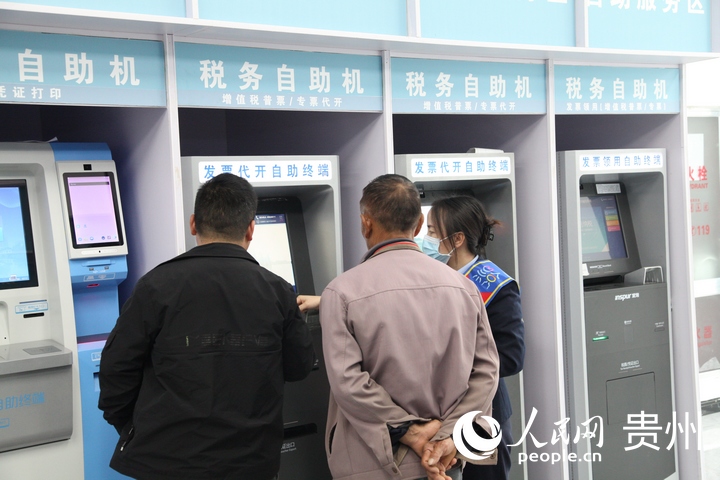 插圖2 都勻市稅務局工作人員輔導群眾辦稅。人民網 龍章榆攝
